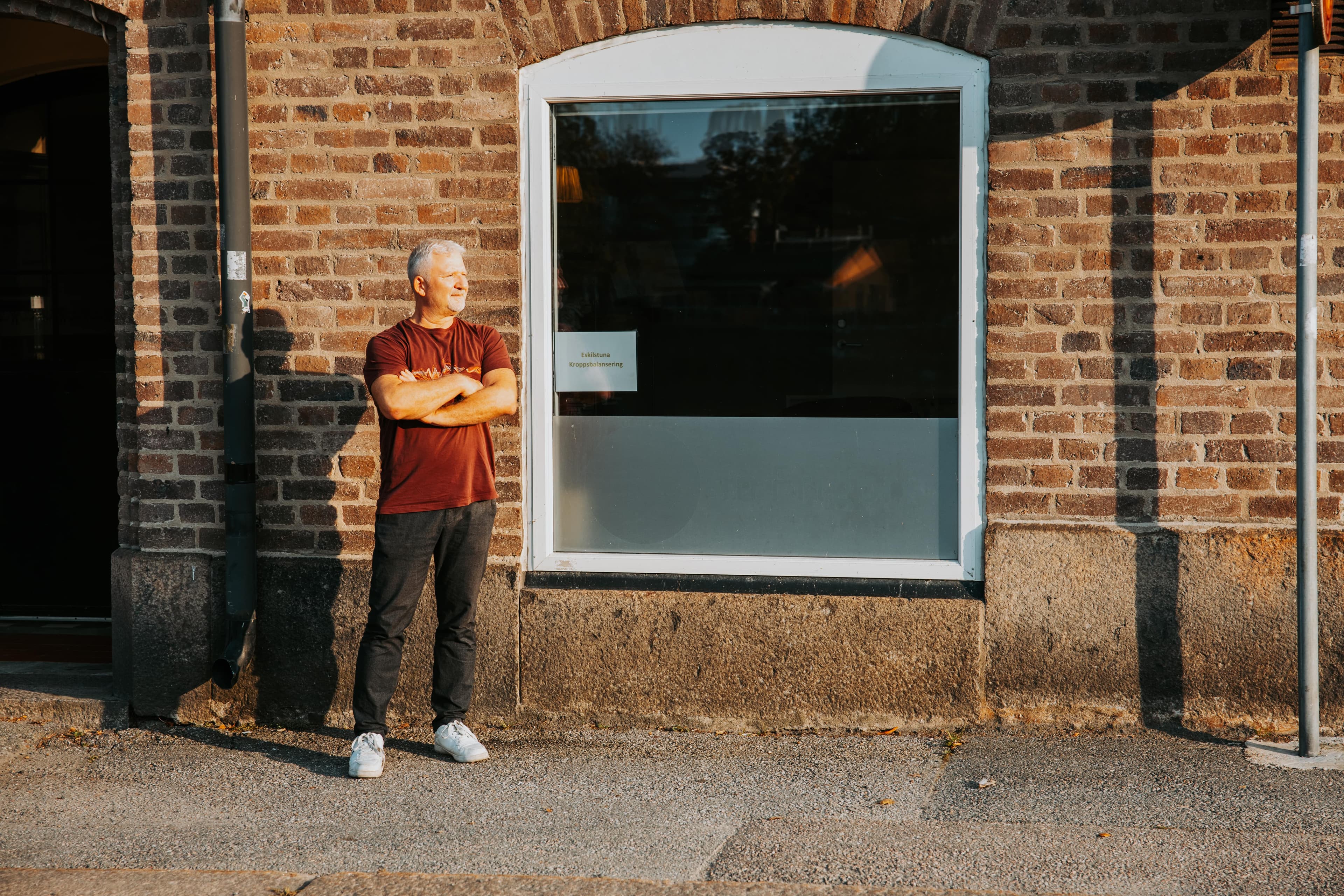 Ralf Kedja utanför sin behandlingslokal